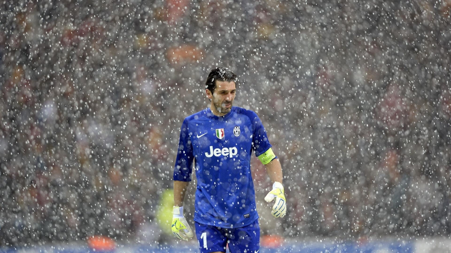 “足球赛事直播门店正式启用，现场氛围浓厚”，足球直播哪家好